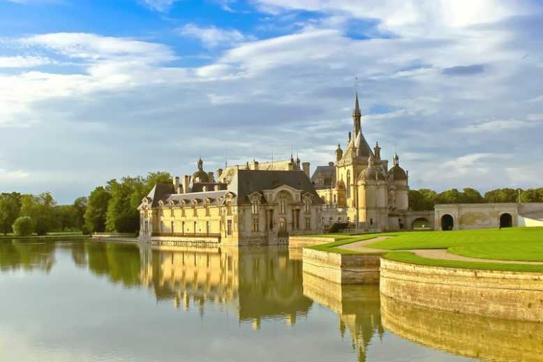 castle-of-chantilly-at-sunset