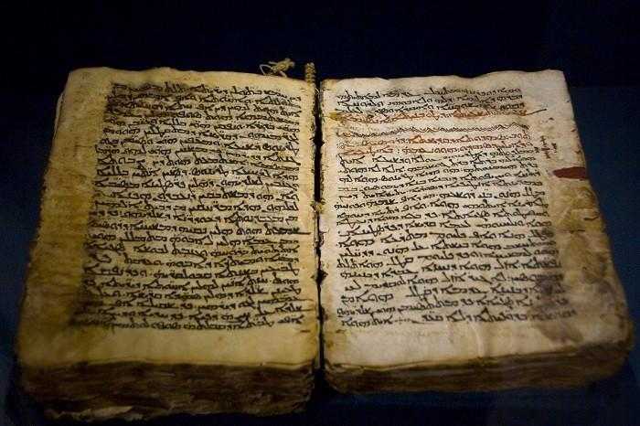 7 самых древних книг, которые можно увидеть в наши дни 3
